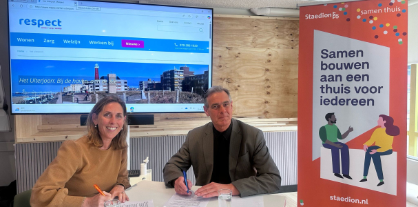 Ondertekening samenwerkingsovereenkomst Marieke Stam, directeur Wonen & Samenleven en K.H. Smilde, raad van bestuur Respect