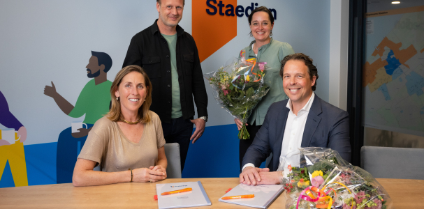 Paul John Vunderink (Staedion), Tine Strous-Delaere (Quiet), Marieke Stam (Staedion) en Evert Wind (Quiet) na ondertekening