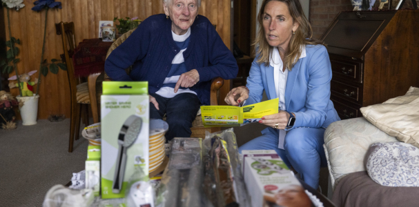 Marieke Stam bekijkt met een bewoner de energiebesparende middelen van BeHaaglijker Wonen