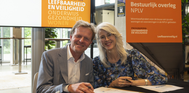 Chris Schaapman (directeur Nationaal Programma Zuidwest) en minister Mona Keijzer ondertekenen de Woontopafspraken