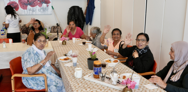 Bewoners van seniorencomplex De Volharding aan tafel om de 25e verjaardag van Staedion te vieren