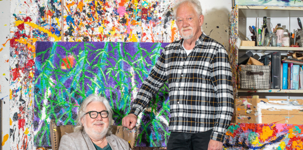 Twee mannen voor een kunstwerk