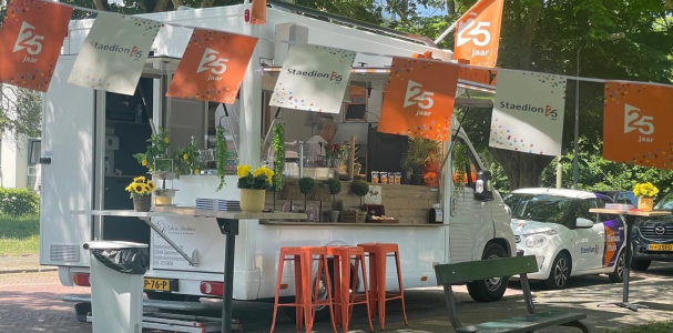 Bus met lekkernijen en feestelijke vlaggen