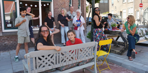Straatfeest met een groep mensen en moeder en dochter op de voorgrond