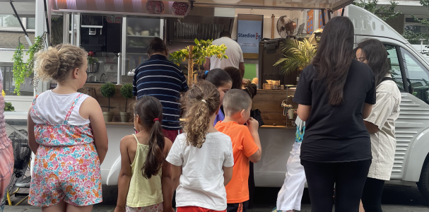 Bewoners van Oude Centrum in de rij voor de traktatiebus 