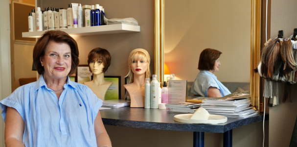 Een dame poseert voor haar kappoppen