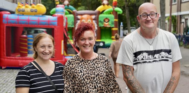 Twee vrouwen en een man voor een springkussen