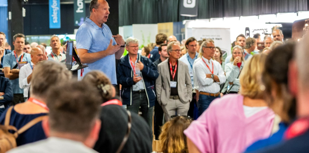 Man staat te vertellen in een grote groep mensen