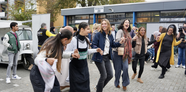 Een groep vrouwen danst op het DGZ feest