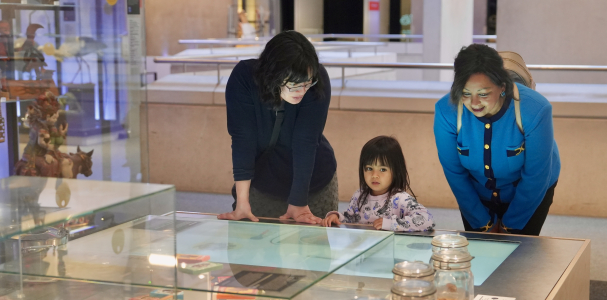 Bewoners bekijken een tentoonstelling in het Museon