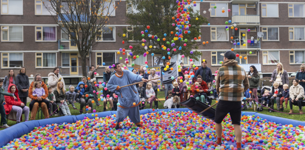 Twee volwassenen gooien ballen in een ballenbak tijdens festival de Betovering