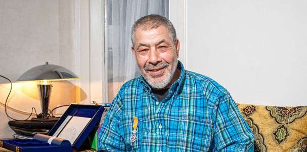 Hassan zit op de bank in zijn woning in Transvaal