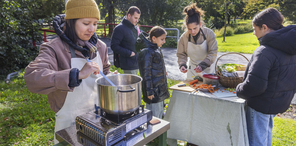 Samen met bewoners wildplukken en soepmaken in het Melis Stokepark