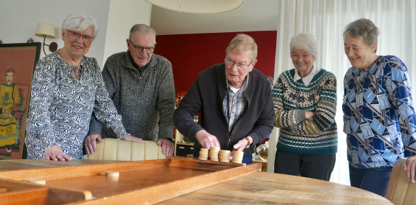 Vijf buren uit Ypenburg achter de sjoelbak