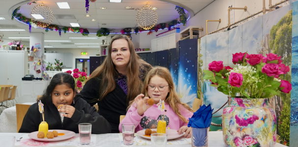 Naomi oprichtster van Lichtpuntjes met twee kinderen in wijkpunt Lichtpuntjes