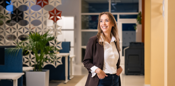 Staedion-collega Kitty in het Staedion kantoor