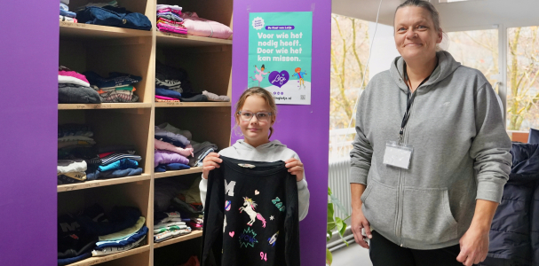 Denisha laat de eenhoorn trui zien die zij uit de Kast van Lotje heeft gehaald