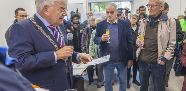 Opening buurthuis door burgemeester van Zanen