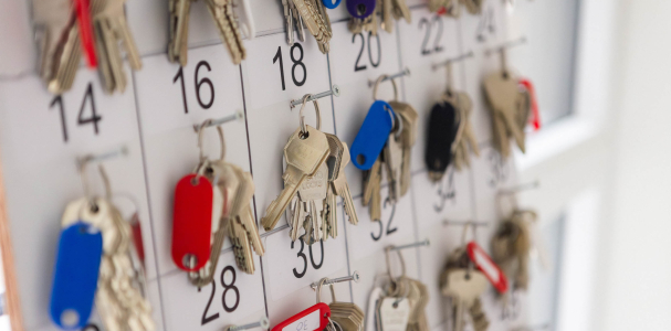 Sleutelbord met meerdere bosjes sleutels