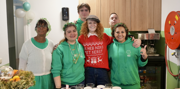 Vrijwilligers van Stichting Quiet poseren voor de foto