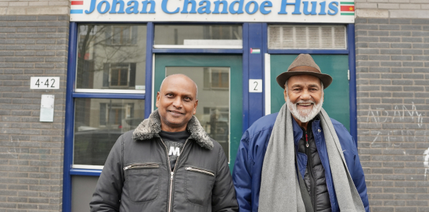 Insjaanali en Karel voor de deur van het Johan Chandoe Huis