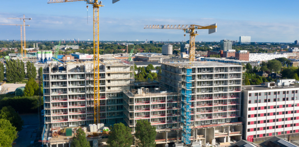 Hijskranen voor flatgebouwen in de Binckhorst in Den Haag