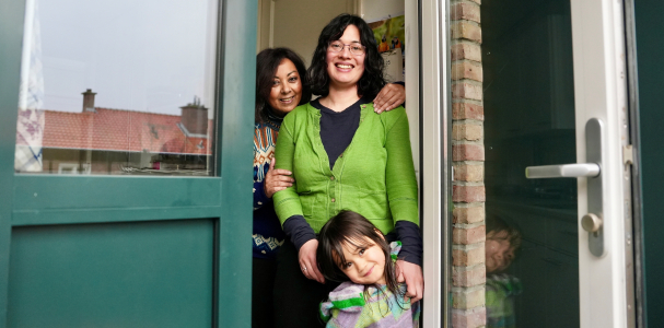 Buren Shanti en Denise met dochtertje in de deuropening