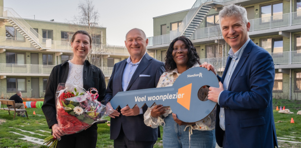 Overhandiging van de eerste sleutel van de nieuwbouw van Steenzicht