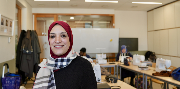 Een dame bij Samen Vooruit tijdens de naailes