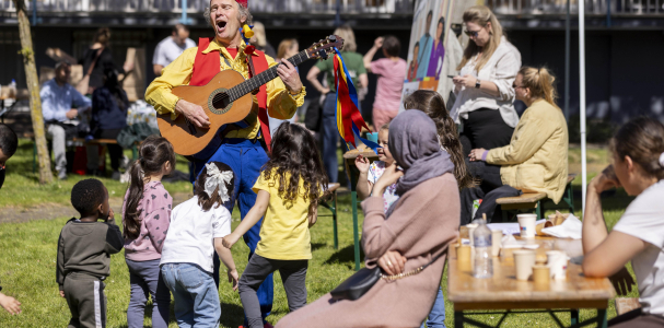 Artiest zingt samen met kinderen een liedje