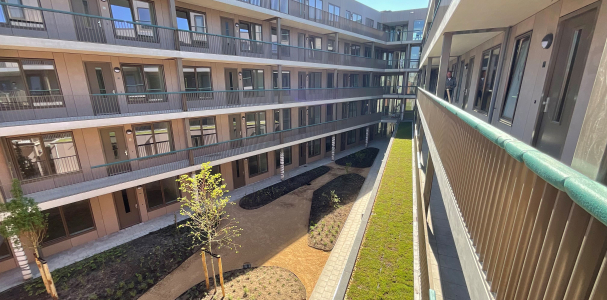 Het woongebouw Hart van Nootdorp met twee kanten met galerijen met woningen