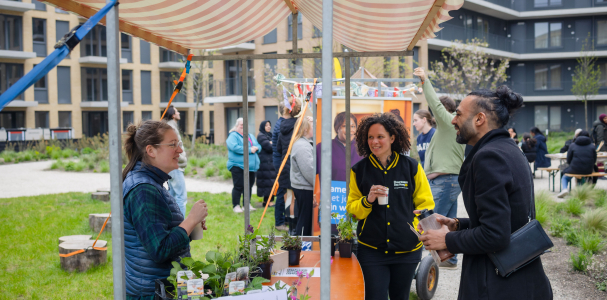Kraampje van samenwerkingspartners bij welkom van bewoners bij De Schaloen