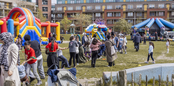 Overzichtsfoto van het feestje voor alle bewoners en omwonenden van complex De Lamel