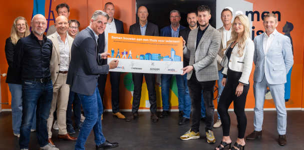 Ewout Zwaanswijk, directeur Wonen & Samenleven ondertekent de raamoverkomst met de ketenpartners