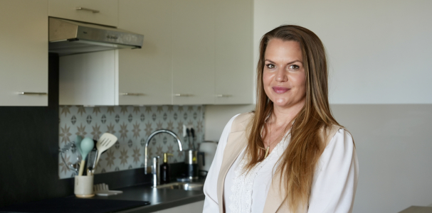 Christel in haar woning, in de keuken