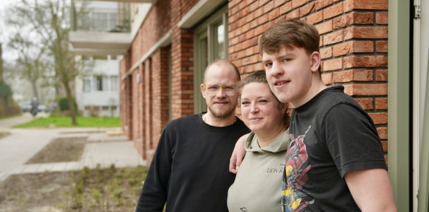 Ray, Sharon en Giovanni staan voor hun nieuwe woning