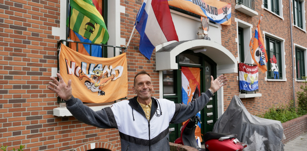Mike voor zijn huis versiert voor het WK voetbal