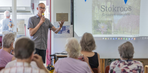Rudi Boone spreekt de senioren bewoners toe