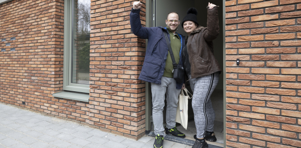 Ray en Sharon bij hun nieuwe voordeur.