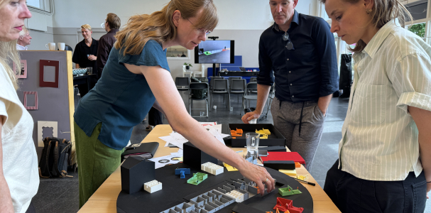 Een ontwerper laat haar ideeën zien met een maquette.