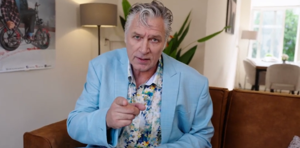 Sjaak Bral wijst naar de camera