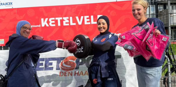 Vrouwen testen de nieuwe sportmaterialen uit op Krajicek Playground Ketelveld