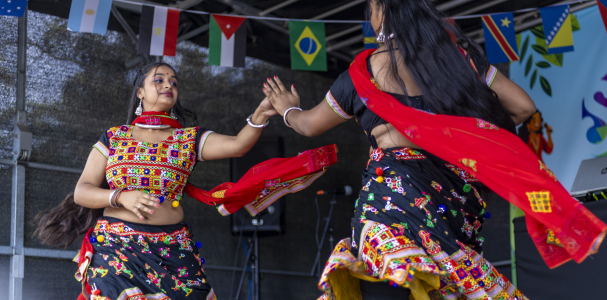 Twee dansende vrouwen bij het evenement 'Wereldwijk Schilderswijk'