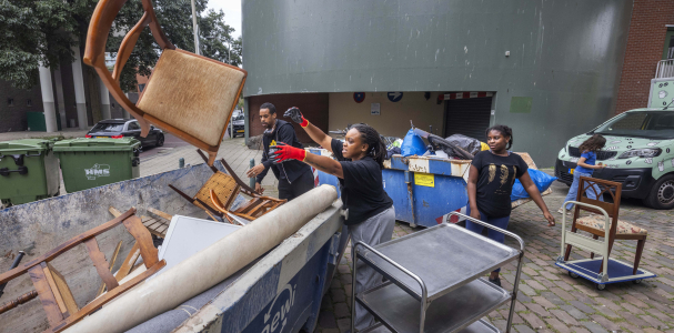 Bewoners van de Lamel gooien grofvuil in de container bij de opruimactie