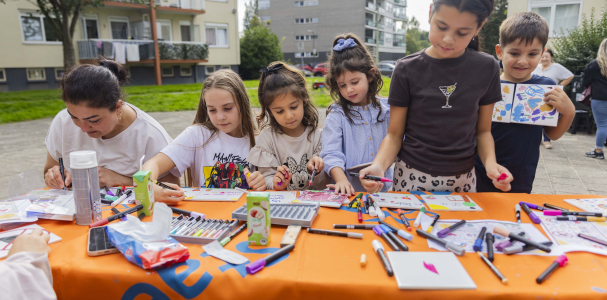Kinderen maken hun eigen tegel