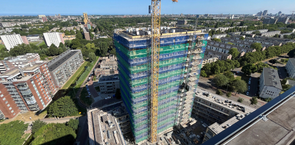 Hijskraan voor de woningen die in De Schaloen gebouwd worden