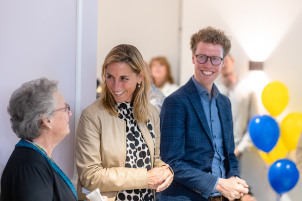 Marieke Stam en Martijn Balster in gesprek met bewoonster Els