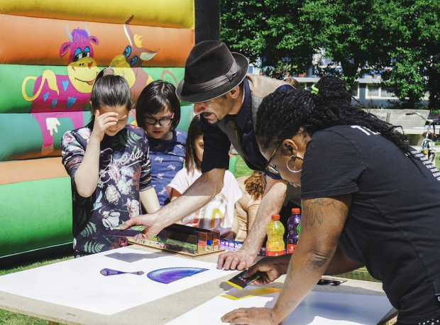 Kunstenaar Saber geeft een workshop