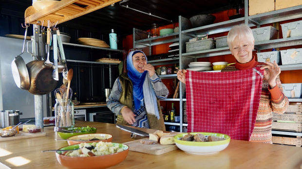 Semra en Jeltje in de keuken