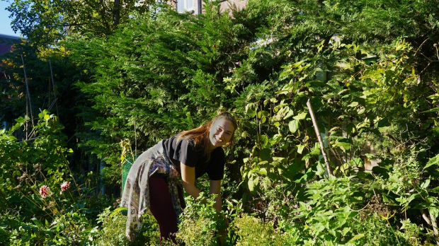 Tirza aan het werk in de tuin
